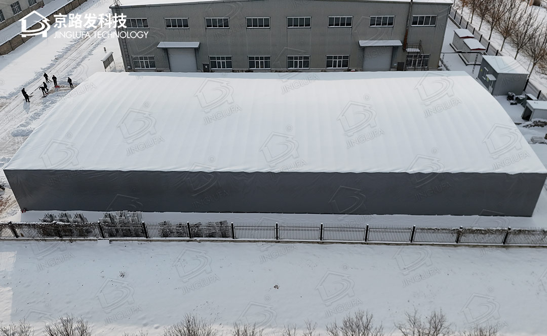 天津武清雪景下的硬墙体伸缩棚